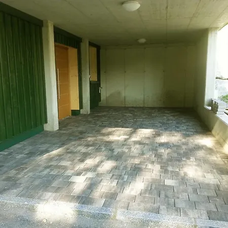 Modernes Mit Terrasse Und Parkplatz In Den Alpen