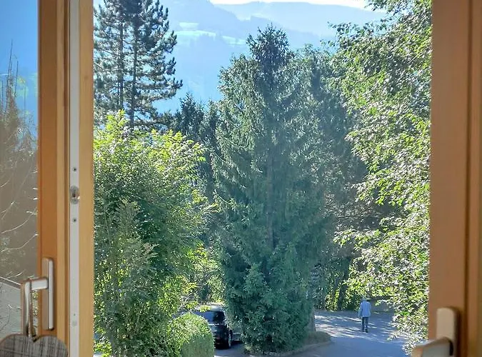 Modernes Mit Terrasse Und Parkplatz In Den Alpen