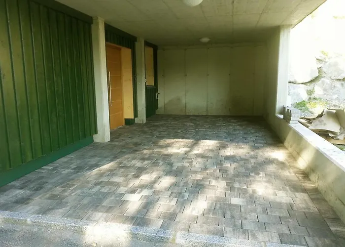 Modernes Mit Terrasse Und Parkplatz In Den Alpen